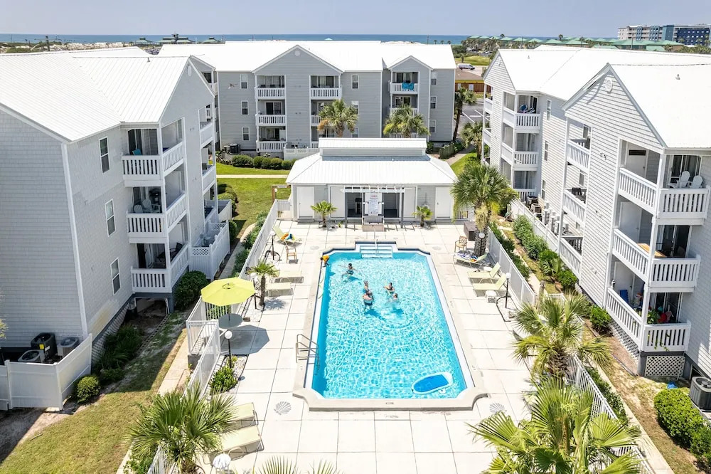 Hermitage 309 2 Bedroom Condo by RedAwning