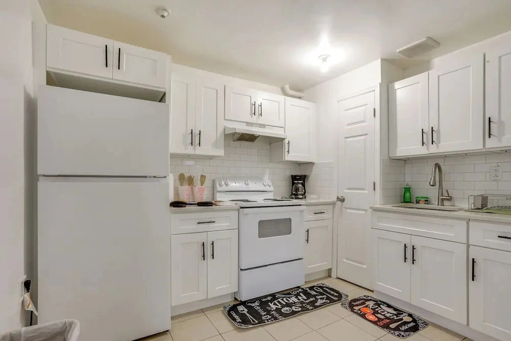 Walkable Neighborhood! Long Island Basecamp