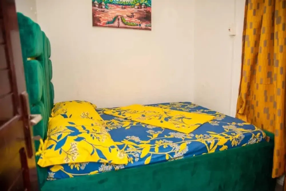 2 Bed Apt Sleeps 5 - Wifi, Parking, Balcony