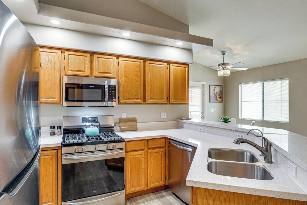 Long-term Ready! Green Valley Condo w/ Pool Access
