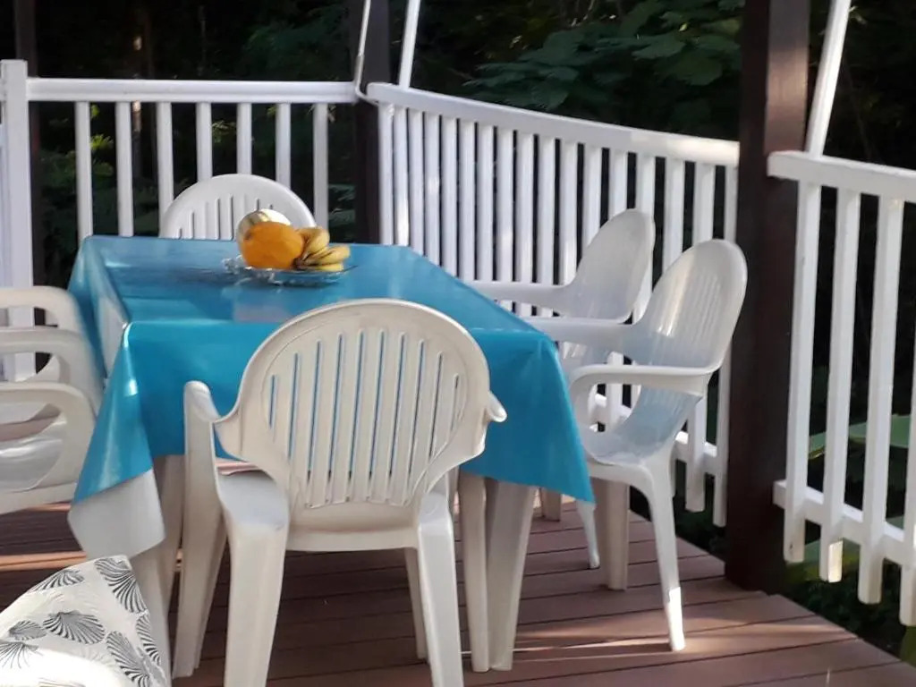 Bungalow accueillant à Bouillante avec climatisation et terrasse