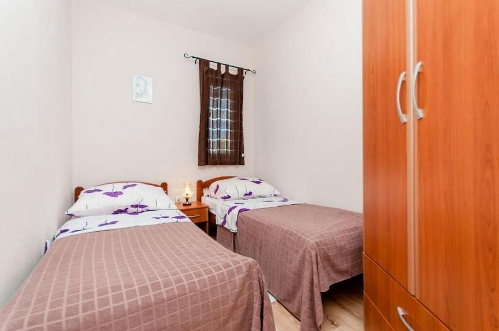 Apartments Mladen