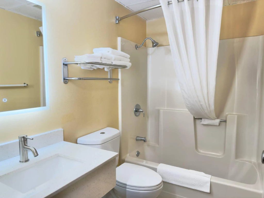 Econo Lodge Lansing - Leavenworth