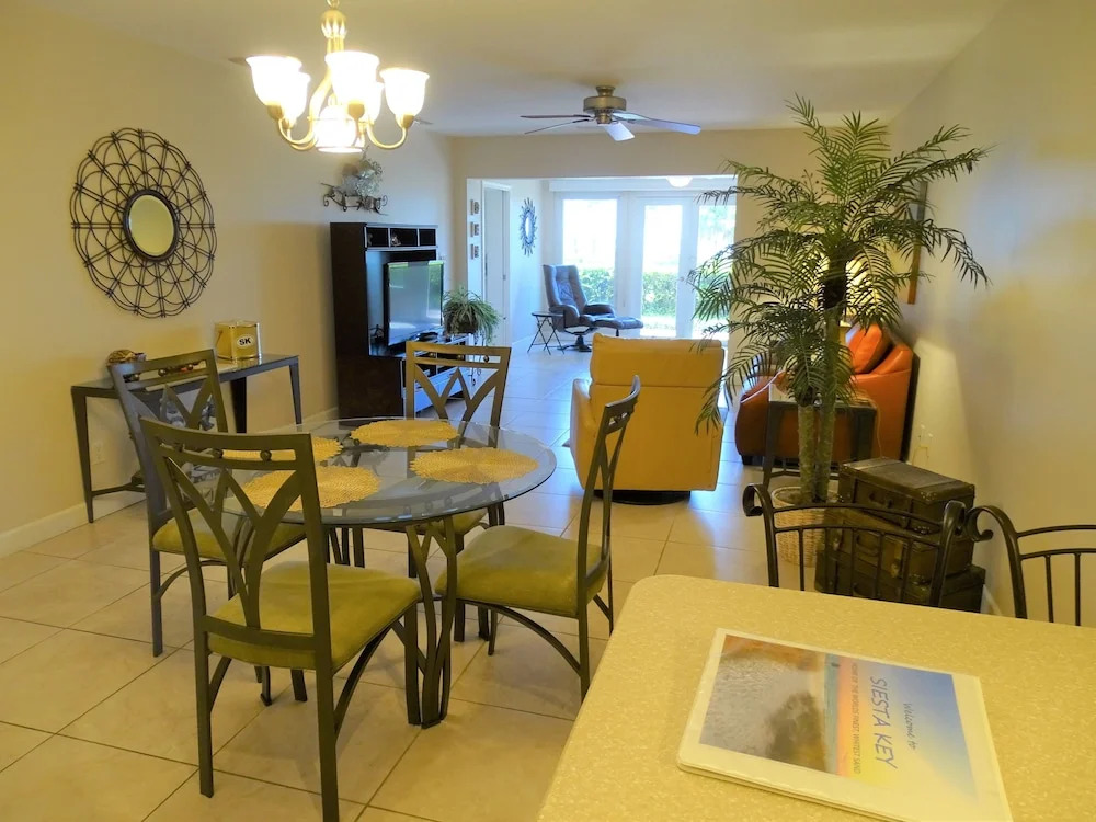 Sunset Royale - 114 2 Bedrooms 2 Bathrooms Apts