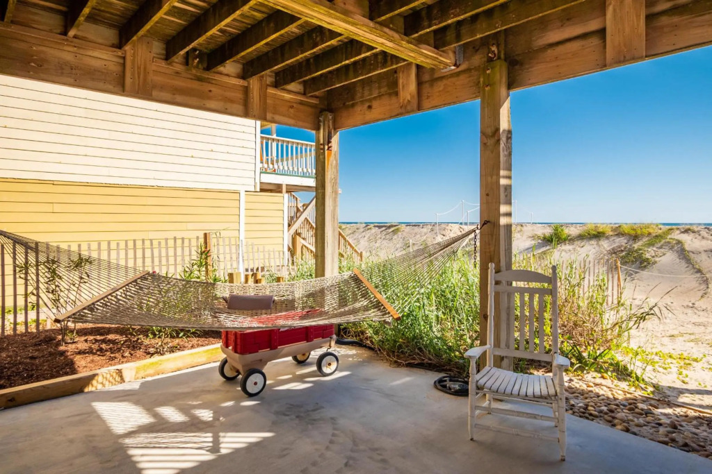 A Villa Roja by Oak Island Accommodations