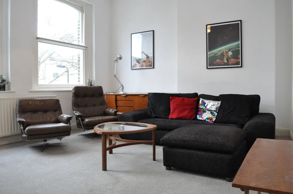 Bright 2 Bedroom Flat in Great Location