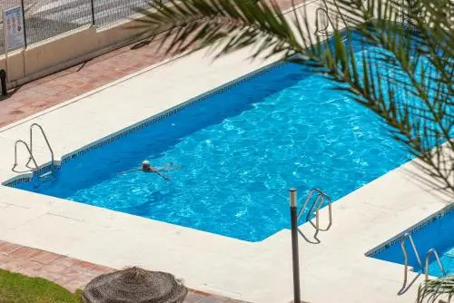 Apartamento con terraza y piscina junto a la playa