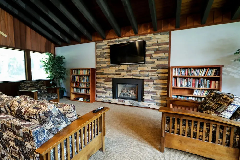 Mammoth West 111 Cozy Condo, Just A Short Walk to Canyon Lodge by RedAwning