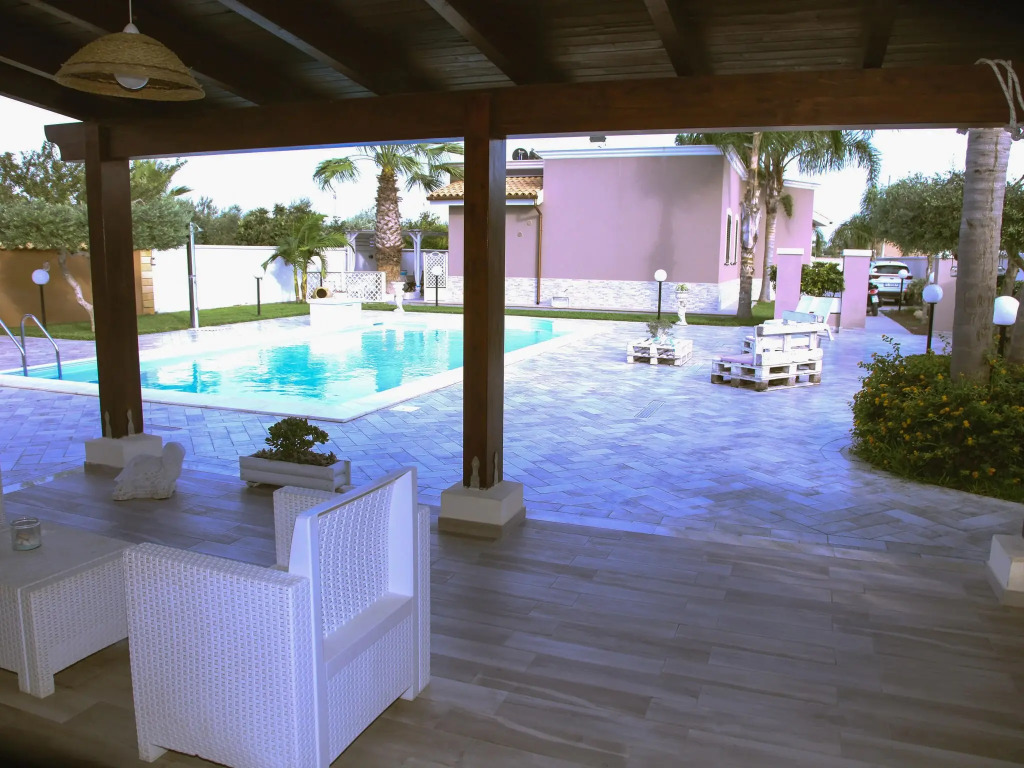 Air-conditioned villa with swimming pool 900 meters from the sea