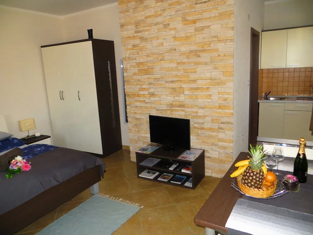 F&R Rooms