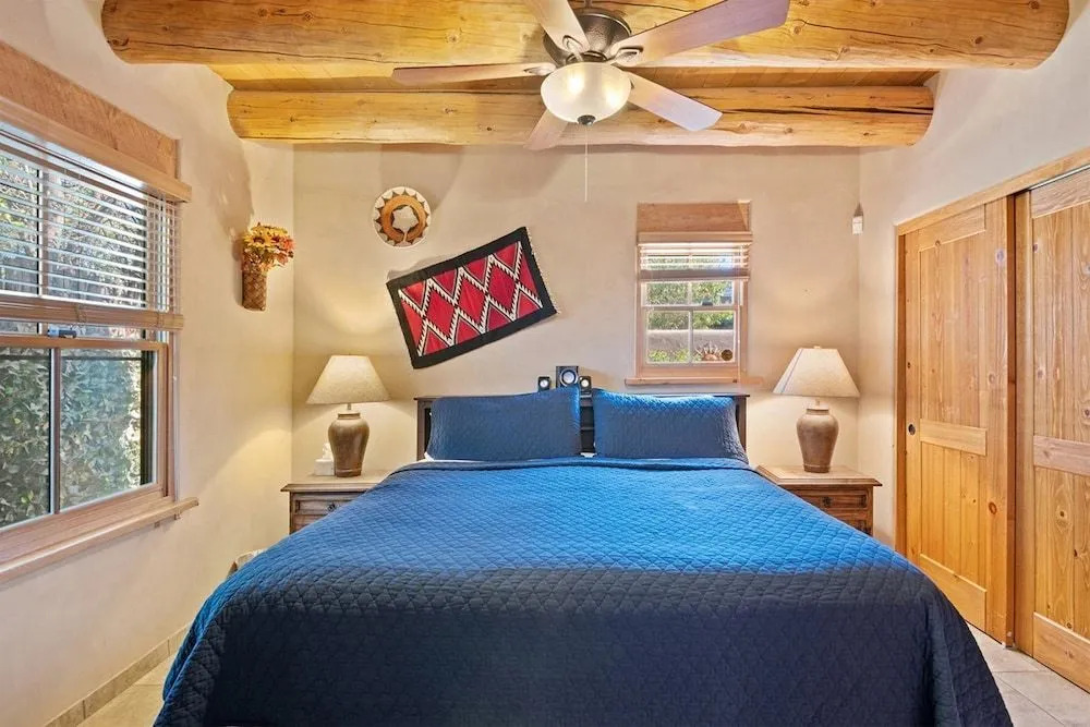 Kiva - Stunning & Lovely With Kiva Fireplace, Walk to the Plaza and the Railyard