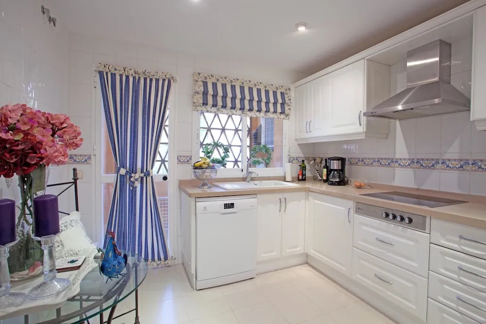 Sea Breeze Luxury Hacienda Elviria - EaW Homes