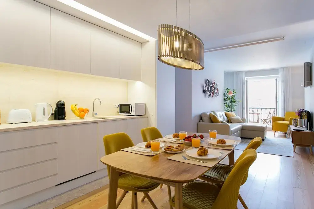 JOIVY Sunny 1-bed flat w/terrace&sea view in Baixa, 3mins to Arco da Rua Augusta