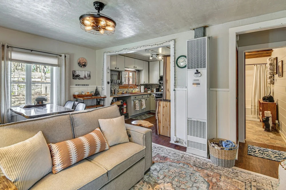 Family-friendly Cabin: Walk to Lake Access!