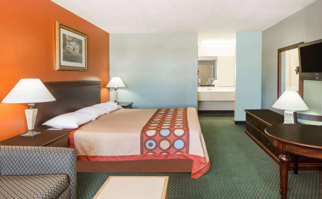 Super 8 by Wyndham Kinder LA