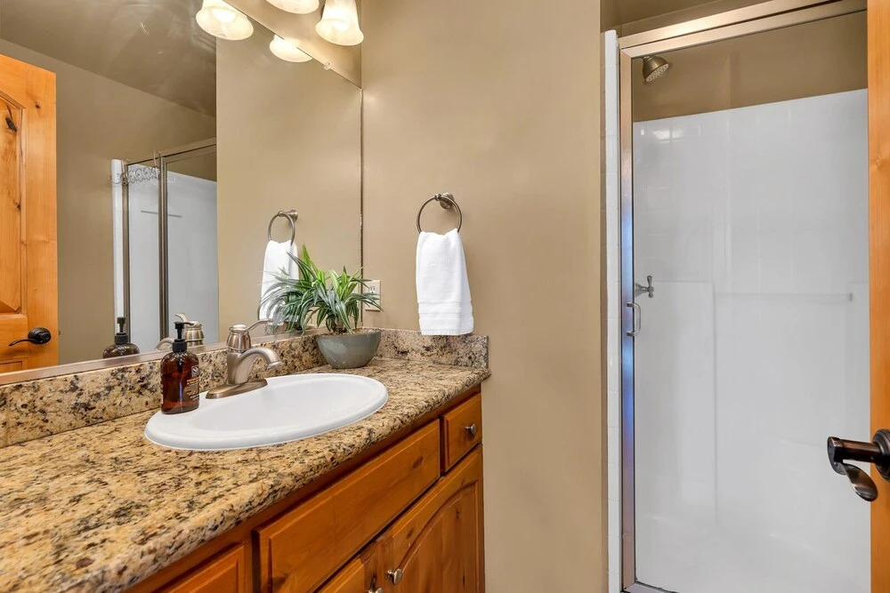 Bass Lake Beauty! 4 BDR Sleeps 16, Lakefront Views