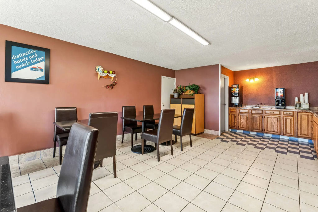 Howard Johnson by Wyndham Albany