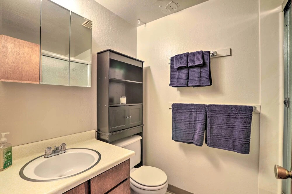 4-season Tahoe Hideaway: 1 Block to Biking!