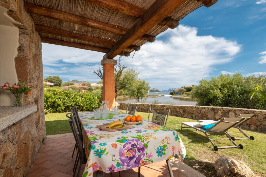 The semi-detached villa, is only another house always in the first row, and is composed of two doubl-PERLACEA 19