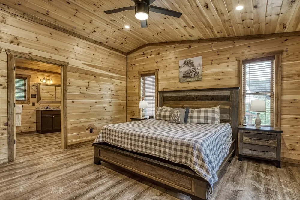 ERN841 - SWEET FEET RETREAT - LOCATION, LOCATION, AND PRIVATE INDOOR POOL! cabin