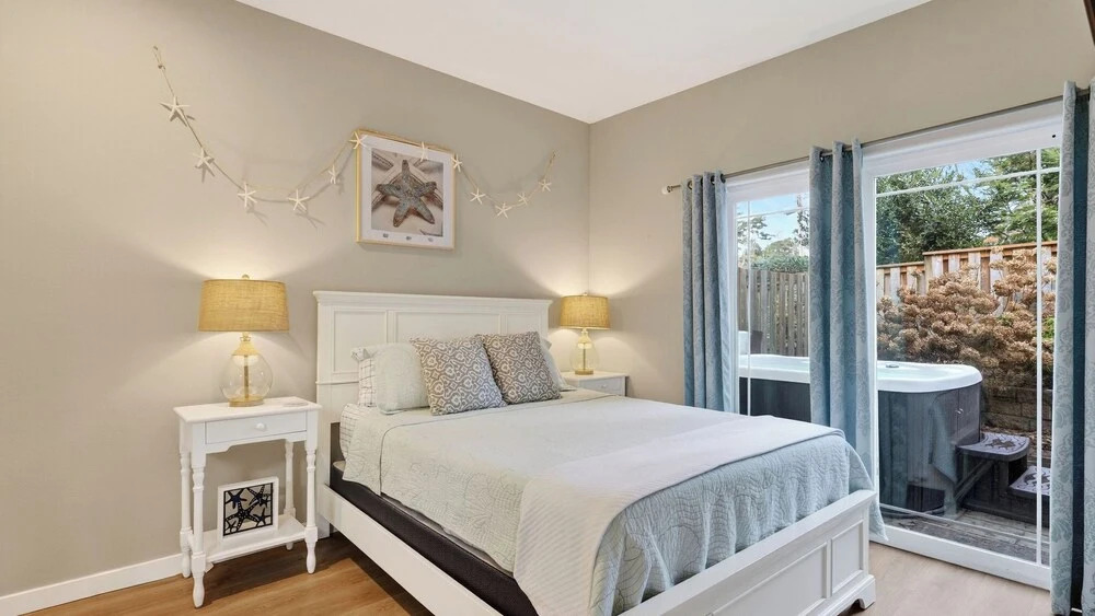 Tides & Timber by Avantstay Lakeside Retreat + Hot Tub + Kayaks + Paddleboard + Bikes Near Beach