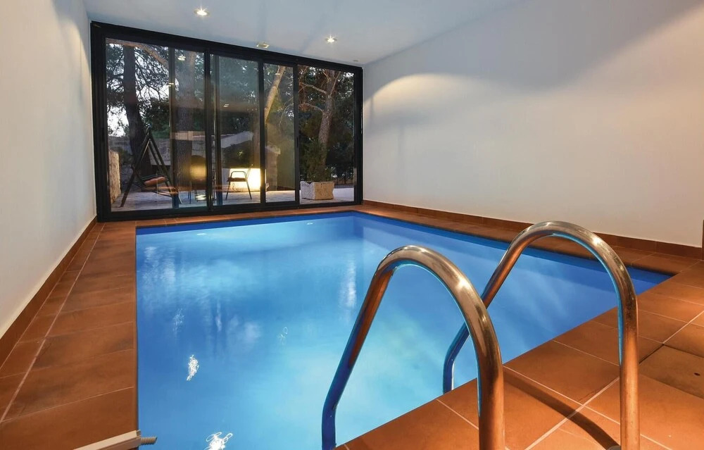 Awesome Home in Duce With Wifi and 9 Bedrooms