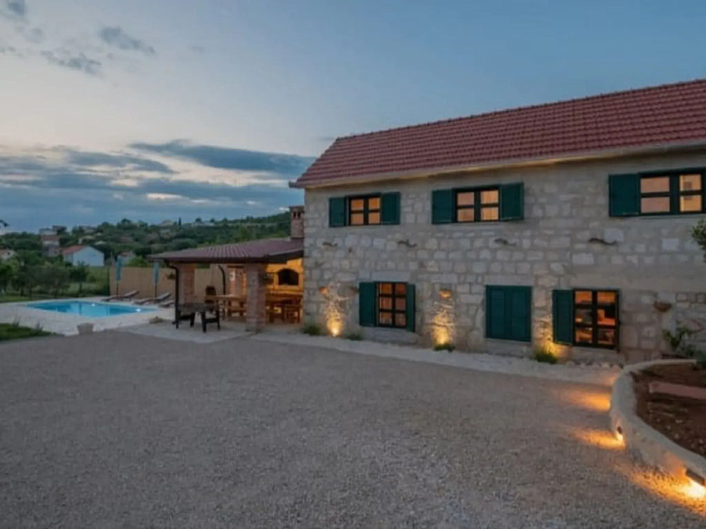 Adorable holiday home with swimming pool
