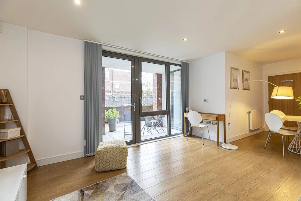 Stylish 2-bed flat w/ terrace in South East London