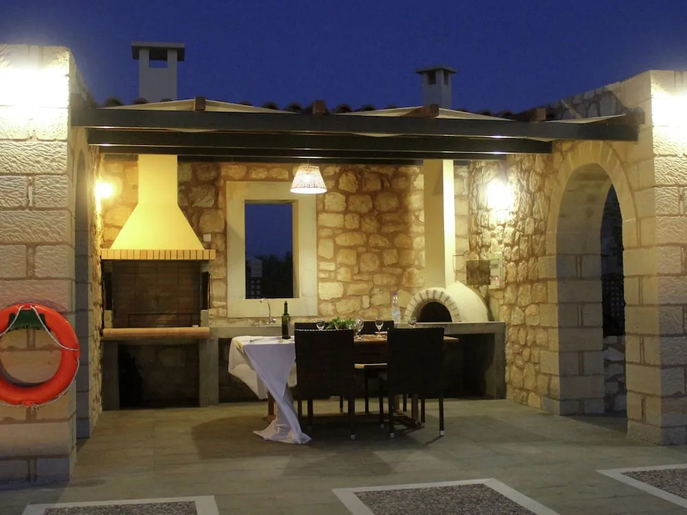 Villa in Kamisiana With Private Pool & Beach