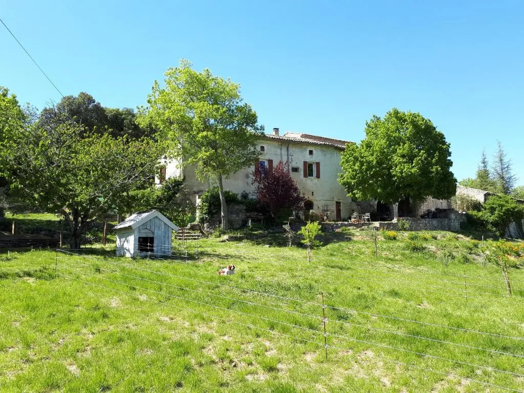Gîtes La ferme accrochée à la colline