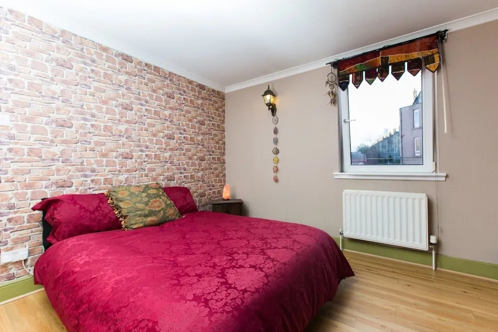 Charming 2BR Flat for 4 Overlooking Holyrood Park