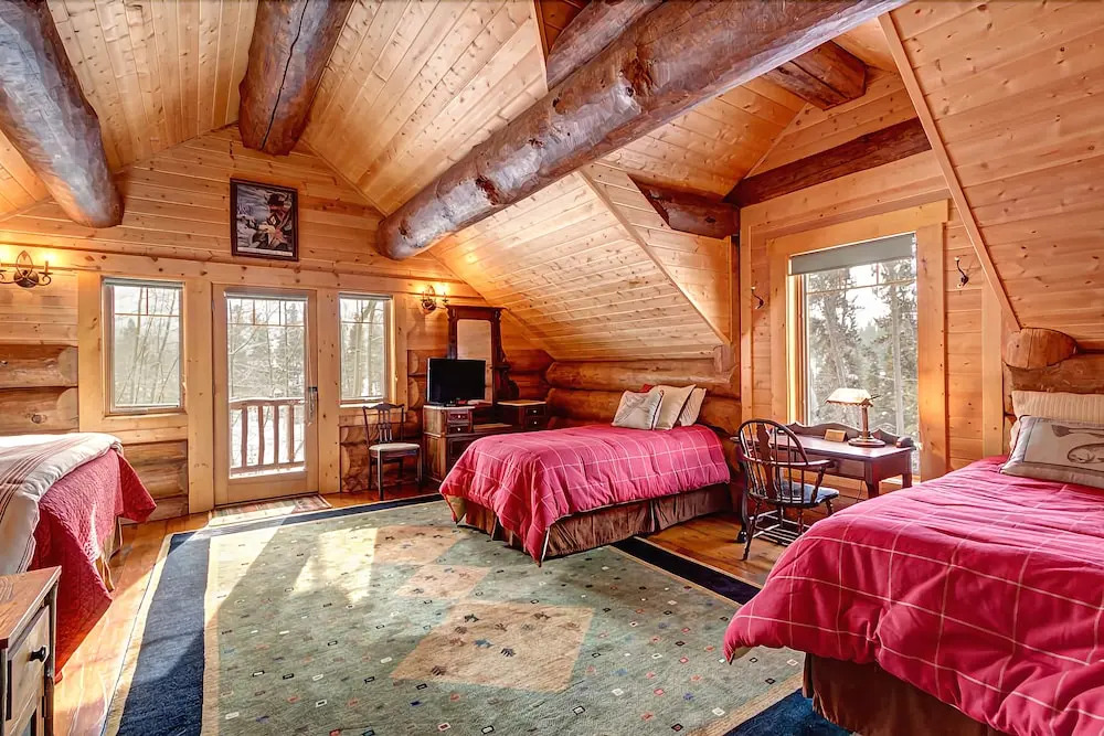 #1686 Custom Built Log Cabin - Indiana Creek Lodge - True Gem With Log Cabin Ambiance!
