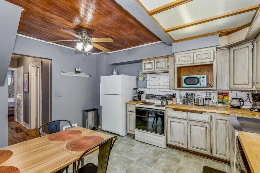 Cute, Cozy and Cheerful 3 Bedroom House!