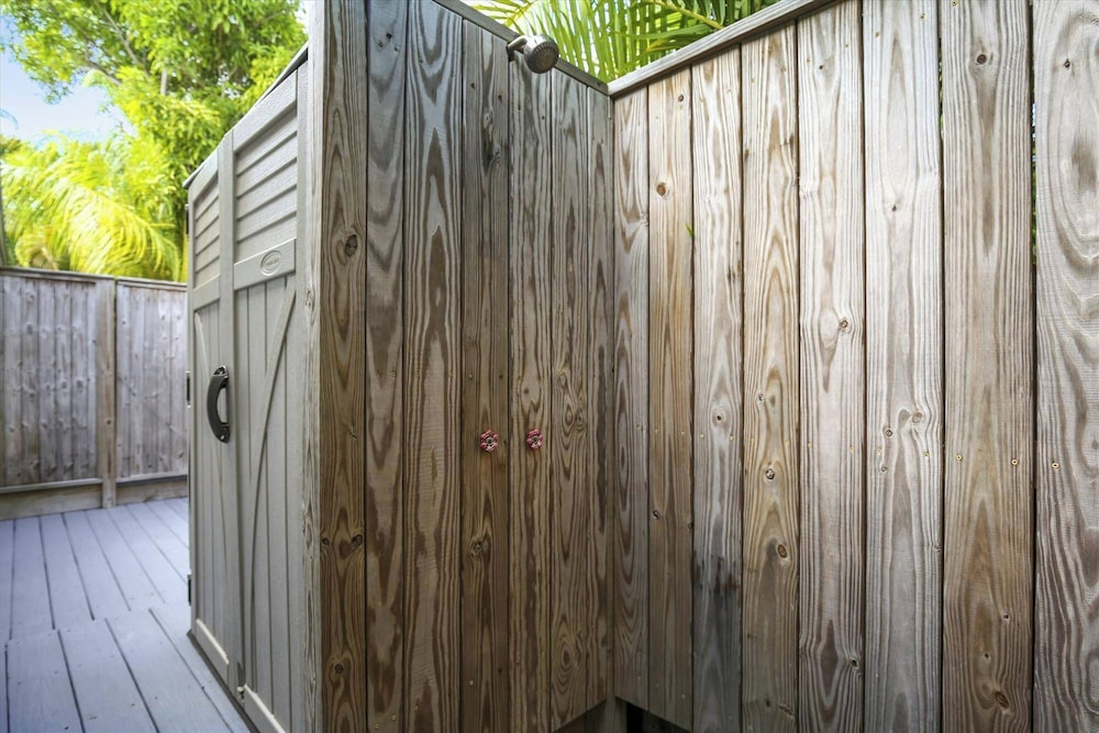 Paradise Palms by Avantstay Great Location w/ Outdoor Dining, BBQ Close to Higgs Beach Month Long Stays