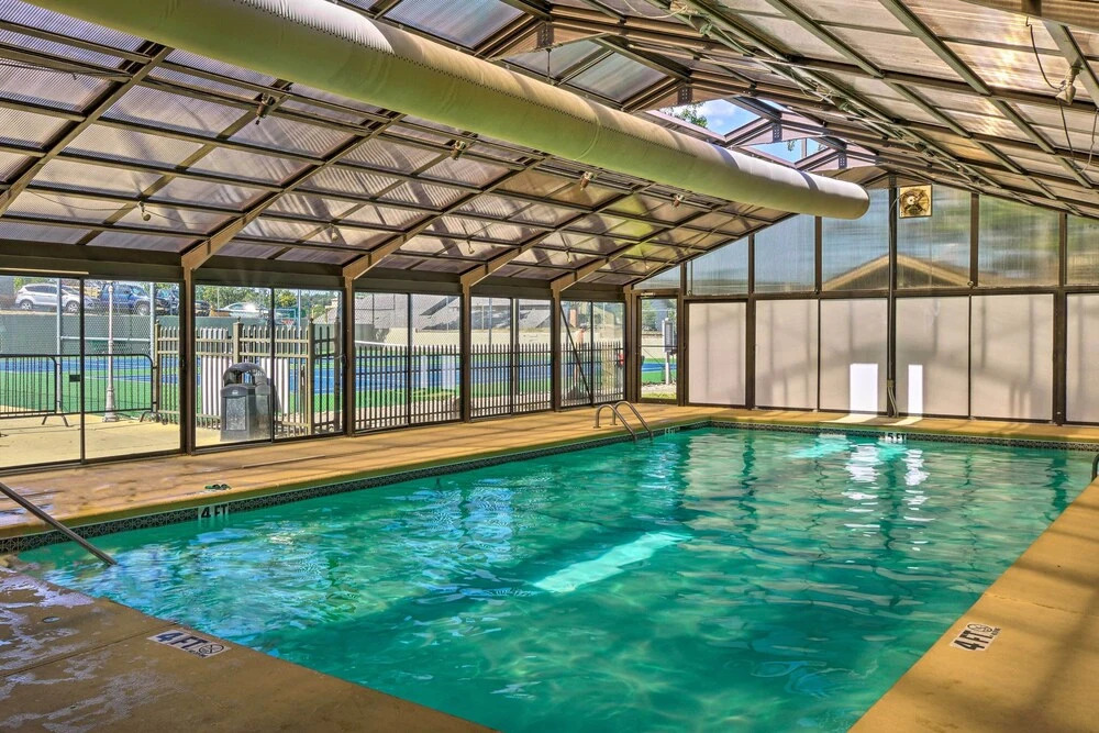 Pet-friendly Branson Retreat w/ Pool & Golf Access