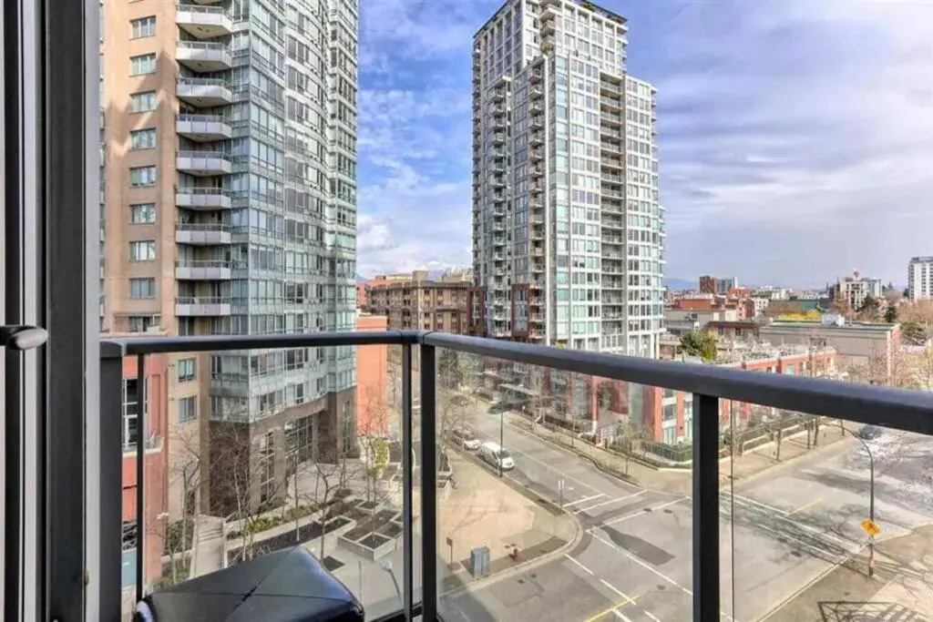 Lovely one-bedroom apartment with swiming pool, hot-tube and gym in central location