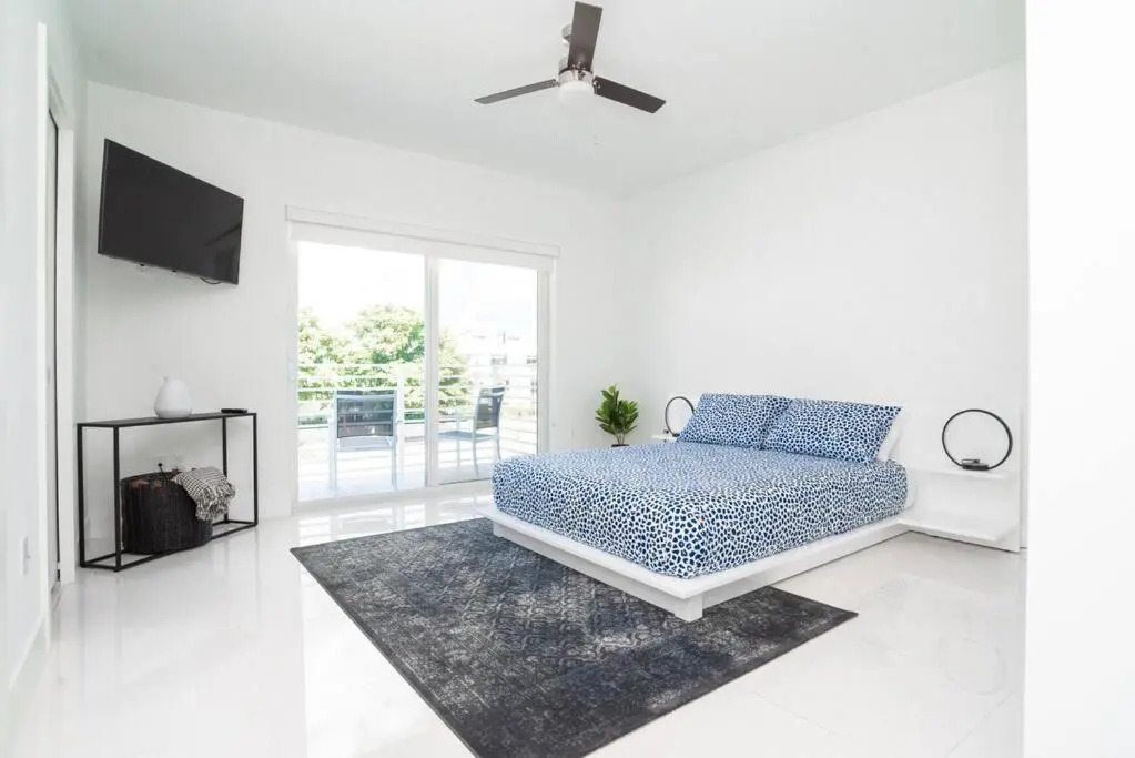 Ocean Front contemporary 3 Bedroom townhouse.