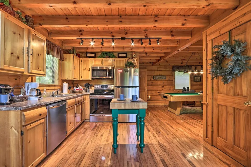 Gatlinburg Mountainside Escape w/ Deck & Hot Tub!
