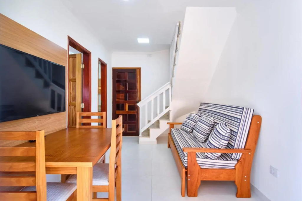 Apartamento com 02 dormitórios bem equipado com Ar condicionado - 100 metros da Praia