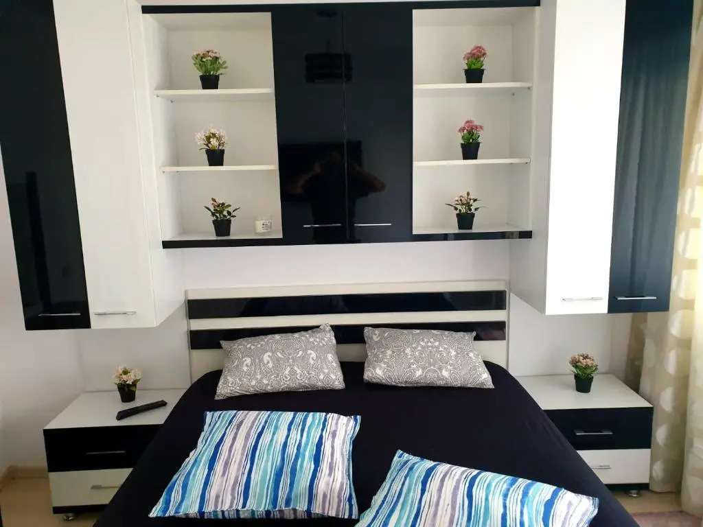 Apartament Mamaia Nord 3 camere la 30m de plaja cu terasa si curte