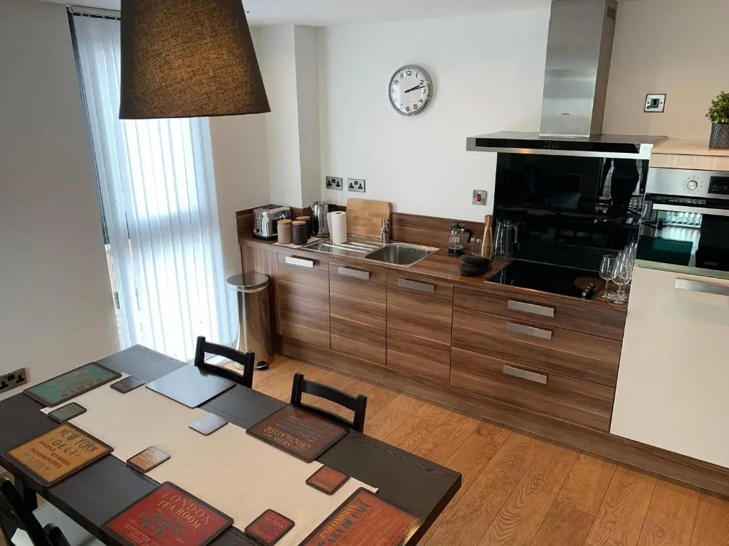 Sleeps up to 6, single beds available with perfect city centre location for work or leisure, Amazing city views!