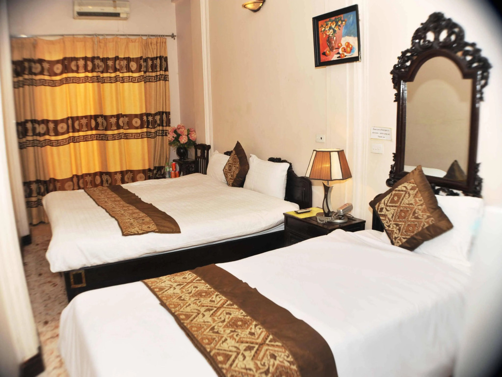 Le Petit Hotel & Travel