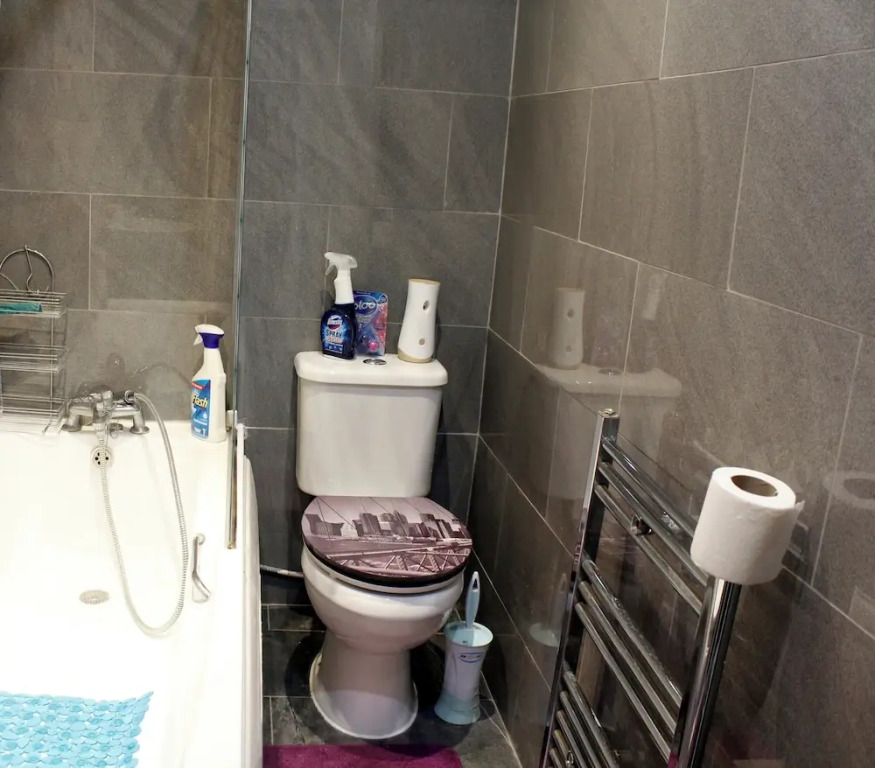 Spacious 4-bed House - Sleeps 5, Garden & Parking