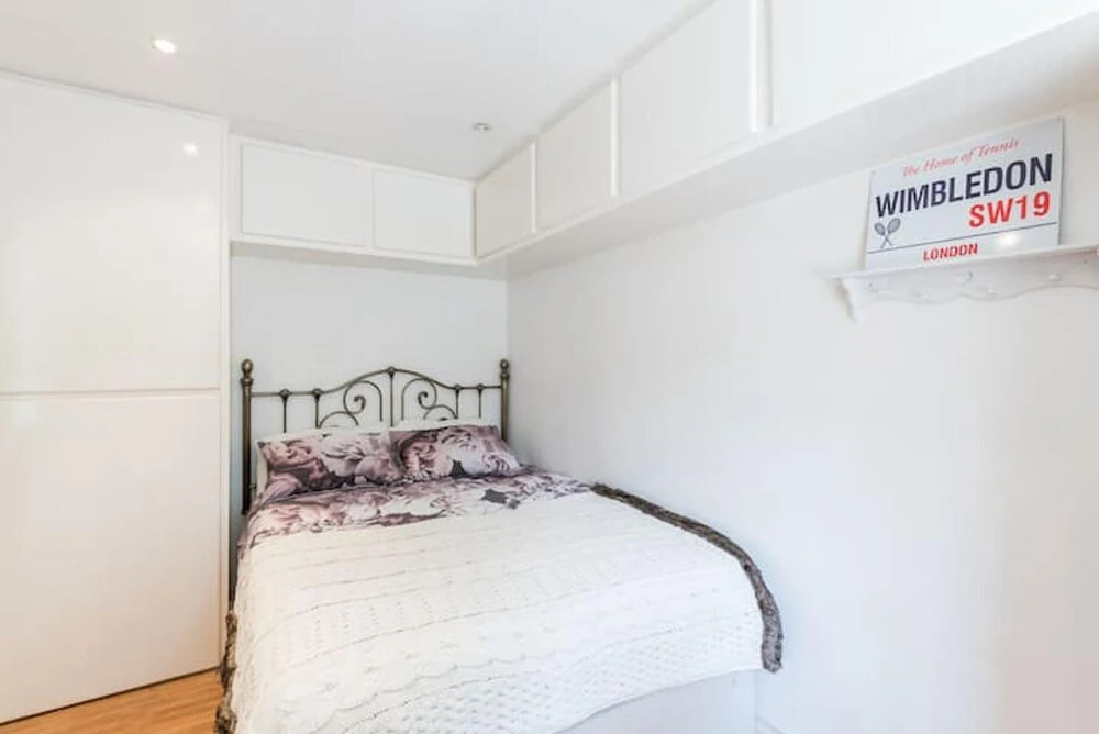 Inviting 5-bed House in London