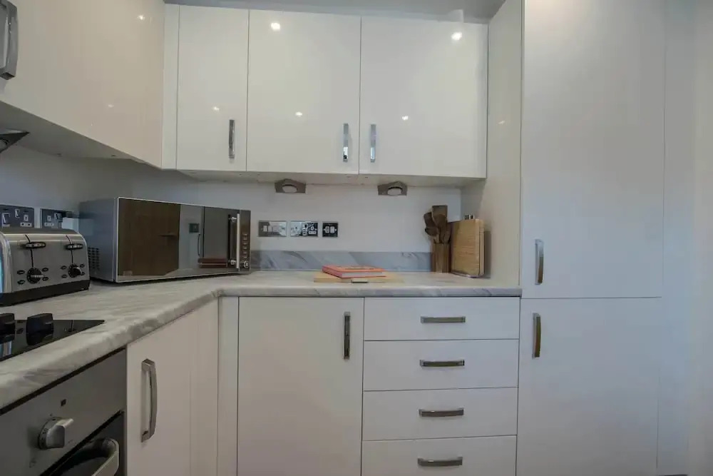 Modern 2-bed House In Swinton - Private Parking