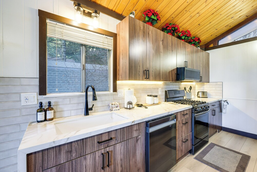 Modern Lake Arrowhead Retreat: 3 Mi to Village