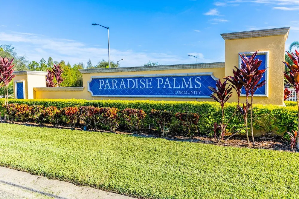 Contemporary 4 Bed 3 Bath Town Home With Upgrades, Private Pool i Close to Disney, Shopping