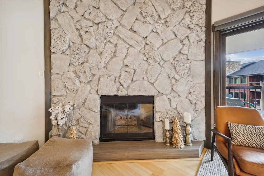 Park Place Peak 9 Condo: Ski In, Stroll To Shuttle