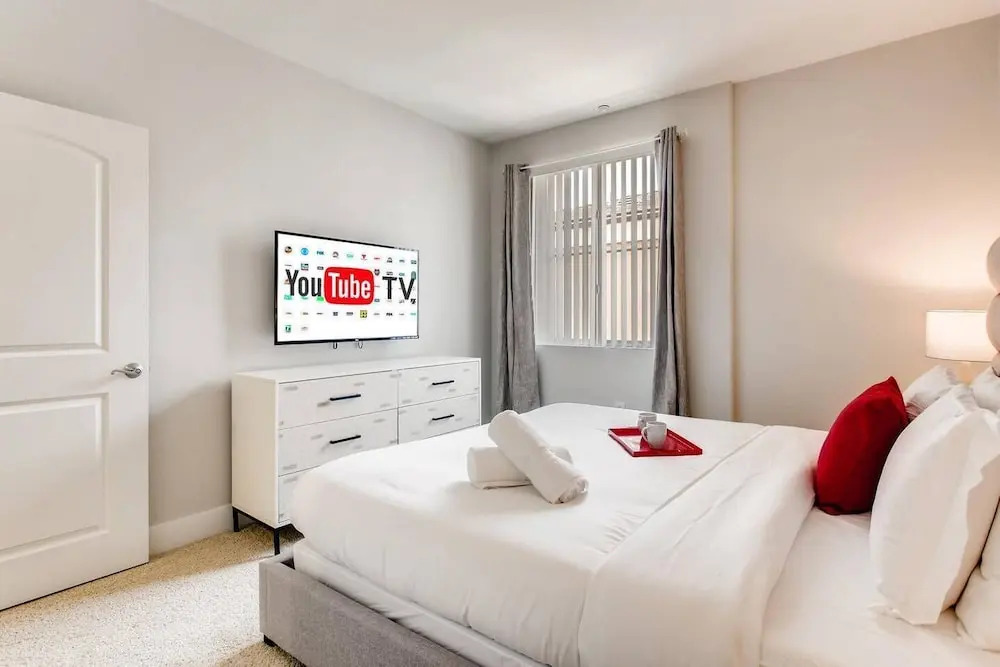 Amazing San Diego 2BR/2.5 Bath With Free Parking! (FV5)