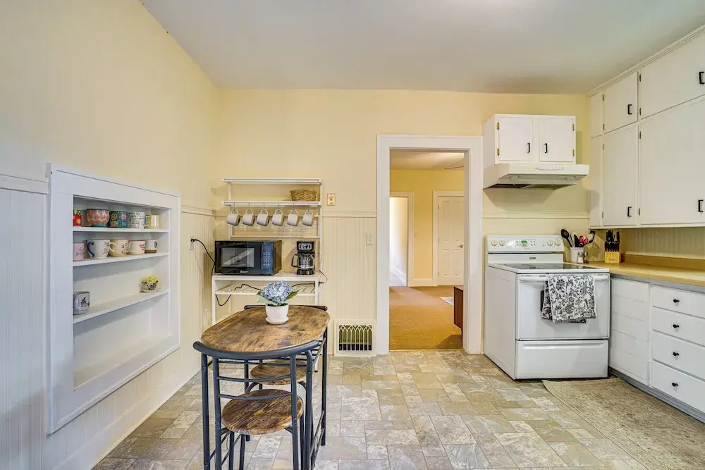 Near Colleges: Pet-friendly Duplex in Northfield!